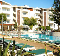 Tilbring ferien på et familiehotell.