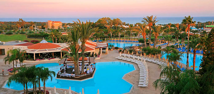 Tilbring ferien på et familiehotell.